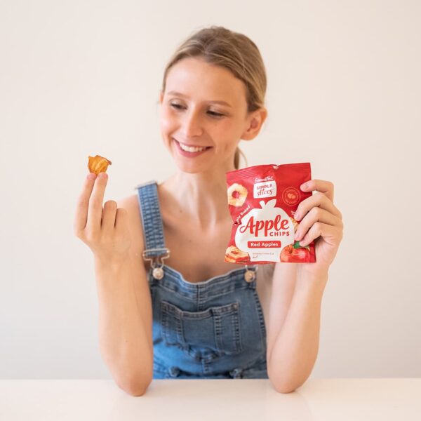 simple-slices-red-apples-multipack-gallery-image-girl-eating Young girl eating Simple Slices Apple Chips